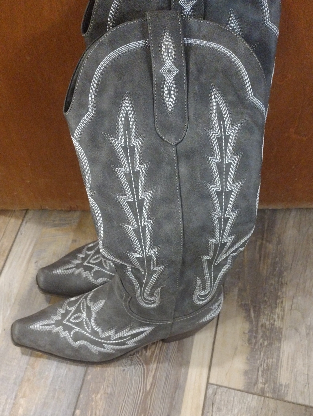 Source Unknown Gray Western Embroidered Heeled Cowboy Boots